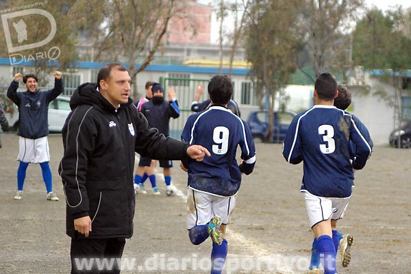 Falco richiama la difesa, gli avversari festeggiano